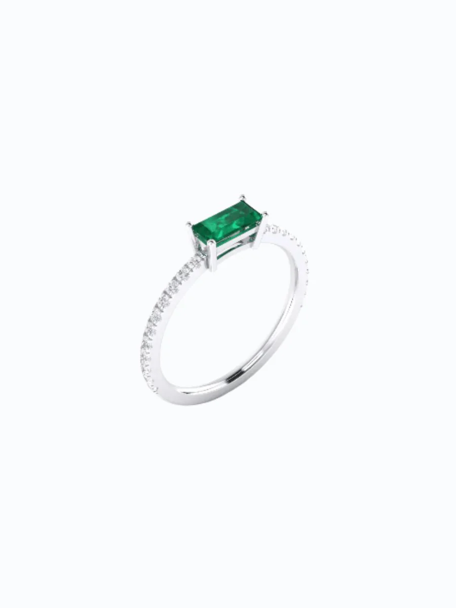 Anillo de oro 18k con anillo de compromiso en oro blanco con esmeralda y diamantes. Fondo neutro, piedra central visible, ...